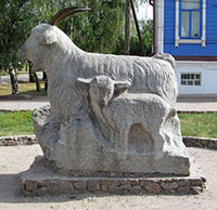 Monument of the Uryupinsk goat in the city center